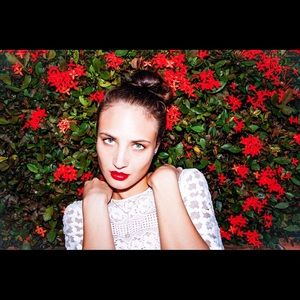 White laced sophistocated T-shirt